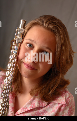 Jeune adolescente avec flûte musicien instrument de musique Banque D'Images