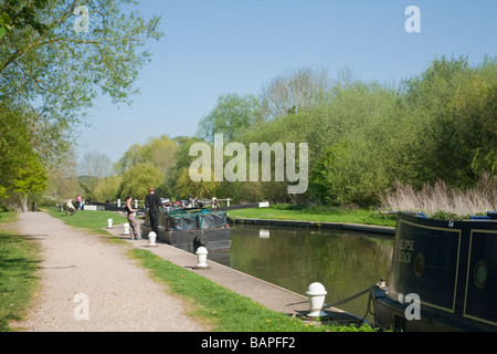 Entre blocage et d'Aldermaston Padworth sur le Kennet and Avon Canal Berkshire Uk Banque D'Images