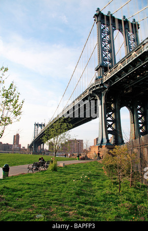 Une vue sur le côté sud de Manhattan Bridge, vue du bord de l'Empire Fulton Ferry Park, Dumbo, New York. Banque D'Images