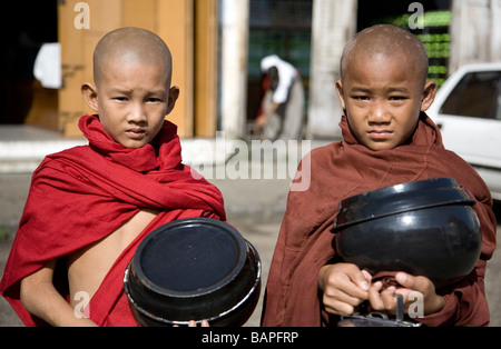 Les moines novices avec bol d'aumône Yangon. Myanmar Banque D'Images