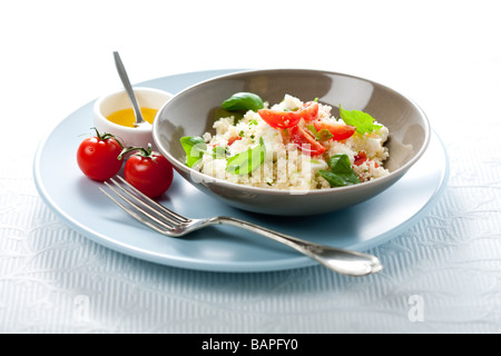 Salade de couscous fraîche à la feta et basilic Banque D'Images