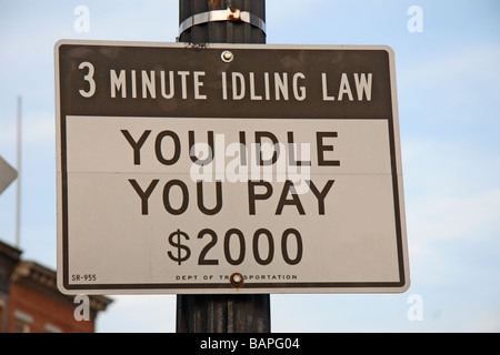 Un panneau d'avertissement, 3 minute au ralenti, près de pont de Brooklyn, New York Banque D'Images
