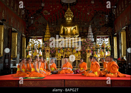 Inauguration d'un nouveau moine par Somdet Kiaw agissant Patriarche suprême de Thaïlande à Wat Saket, Bangkok, Thaïlande. Banque D'Images