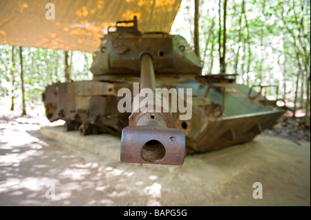 Les vestiges d'une prise M41 Walker bulldog américain au réservoir complexe de tunnels de Cu Chi, Ho Chi Minh City, Vietnam. Banque D'Images