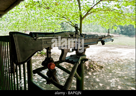 Les visiteurs et les touristes peuvent ce feu américain capturé M60 Machine Gun au complexe Tunnel de Cu Chi, Ho Chi Minh City, Vietnam Banque D'Images