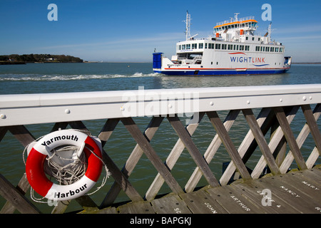 Nouveau Wight Link Ferry Pier bouée de Yarmouth Île de Wight Angleterre UK Banque D'Images