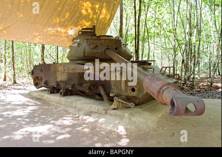 Les vestiges d'une prise M41 Walker bulldog américain au réservoir complexe de tunnels de Cu Chi, Ho Chi Minh City, Vietnam. Banque D'Images