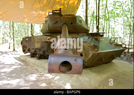 Les vestiges d'une prise M41 Walker bulldog américain au réservoir complexe de tunnels de Cu Chi, Ho Chi Minh City, Vietnam. Banque D'Images