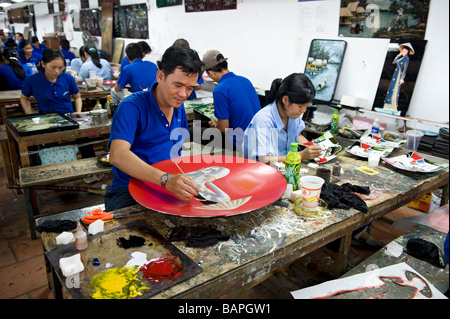 Ligne de production de laques vietnamiennes. Ho Chi Minh Ville, Vietnam. Banque D'Images