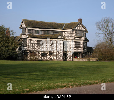 Little Moreton Hall, à douves Cheshire 15th-century Manor House à colombages * PHOTO PRISE À PARTIR DE SENTIER PUBLIC * Banque D'Images