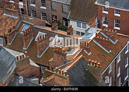 Les toits et les pots de cheminée de maisons dans le centre de York, Yorkshire, Angleterre, Royaume-Uni Banque D'Images