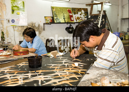 Ligne de production de laques vietnamiennes. Ho Chi Minh Ville, Vietnam. Banque D'Images