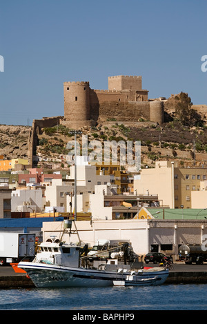 Port de pêche et Citadelle monumentale Château Almeria Andalousie Espagne Banque D'Images