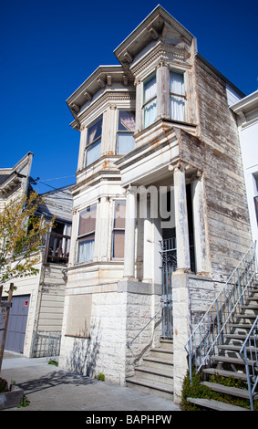 Vieille maison de deux étages typique dans Mission District, San Francisco, California, USA Banque D'Images