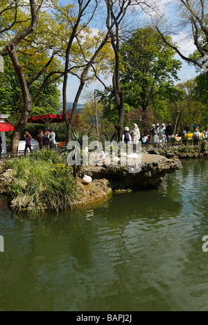 Peuple turc marche autour de l'étang à Emirgan Parkı, Istanbul, Turquie, avril 2009 Banque D'Images