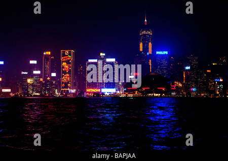 Skyline de Hong Kong la nuit - l'île de Hong Kong, Chine, Asie Banque D'Images