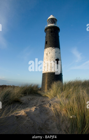 Une vue de l'ancien phare qui se dresse au point de traiter avec mépris, une réserve naturelle par l'estuaire de la Humber et de la mer du Nord, Humberside, Royaume-Uni Banque D'Images