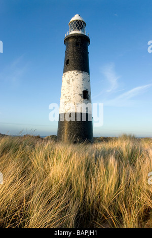 Une vue de l'ancien phare qui se dresse au point de traiter avec mépris, une réserve naturelle par l'estuaire de la Humber et de la mer du Nord, Humberside, Royaume-Uni Banque D'Images