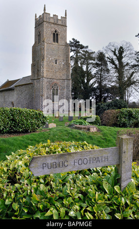 Église de silex carré St Michael's Church hockering Norfolk en Angleterre avec un sentier public signer en premier plan Banque D'Images