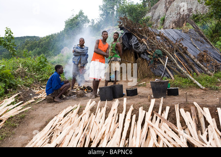 Un camp de bûcherons sur la montagne de Dedza - Dedza, Malawi, Afrique Banque D'Images