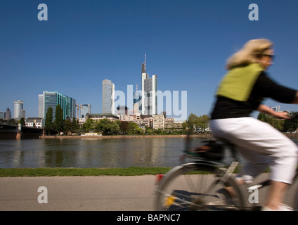 Vue sur les toits de la place financière avec le siège de la Commerzbank AG, Francfort sur le Main Banque D'Images