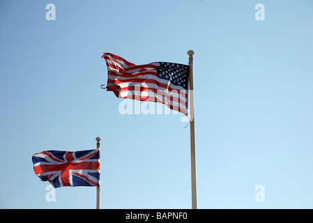 Des drapeaux américains et britanniques, Mayflower Steps, Barbican, Plymouth, UK Banque D'Images