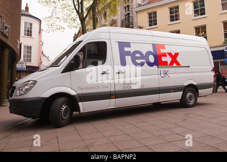Une Fed Ex delivery van dans white garé dans le centre-ville de Norwich, Norfolk, UK Banque D'Images
