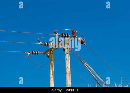 La réalisation d'un poteau télégraphique ou de câbles électriques Câbles téléphone contre un ciel bleu Banque D'Images