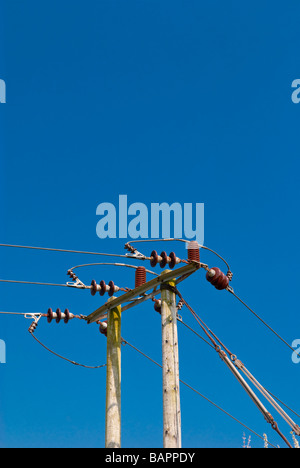 La réalisation d'un poteau télégraphique ou de câbles électriques Câbles téléphone contre un ciel bleu Banque D'Images