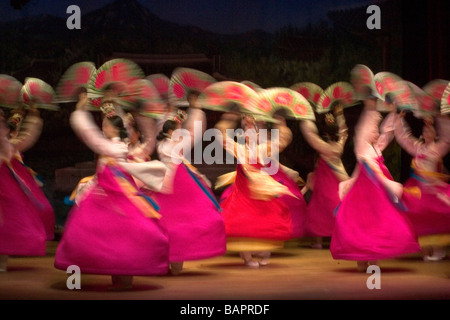 Buchaechum, un ventilateur, la danse traditionnelle est réalisée à Séoul, République de Corée du Sud. Banque D'Images