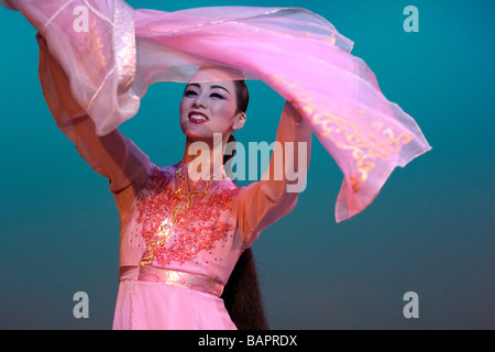 Une femme effectue une danse coréenne moderne d'enchantement à Séoul, République de Corée du Sud. Banque D'Images