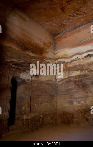 L'intérieur de la chambre rock sculpté ancien Bab comme Siq El Khazneh ou le conseil du trésor dans l'antique cité nabatéenne de Petra, Jordanie Banque D'Images