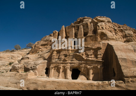 Vue sur le monument de roche 'obélisque tombeau sculpté dans falaise de grès rose dans l'ancienne ville nabatéenne de Pétra en Jordanie Banque D'Images