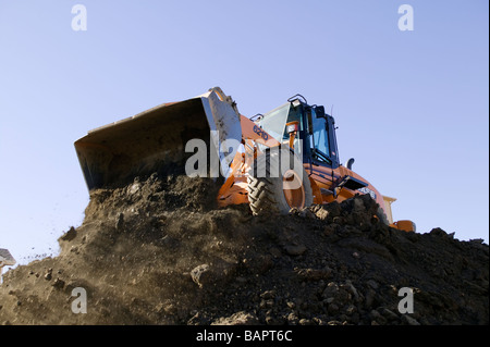 Chargeur avant l'excavation de sous-sol pour les logements neufs Banque D'Images