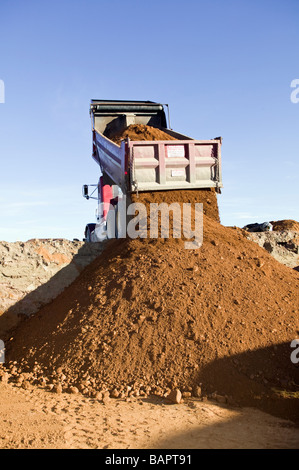 Dump Truck dumping remplir la terre dans le sous-sol excavé pour logements neufs Banque D'Images