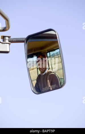 Voir dans le miroir de l'exploitant d'un chargeur avant qui est l'excavation de sous-sol pour de nouvelles maisons résidentielles Banque D'Images