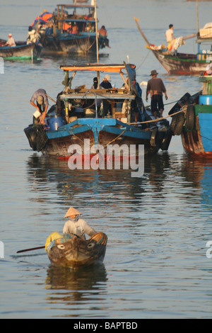 L'arrivée de pêcheurs avec leurs prises au Marché aux poissons d'Hoi An au Vietnam Banque D'Images