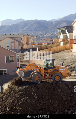 Chargeur avant l'excavation de sous-sol pour les logements neufs Banque D'Images