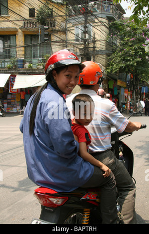 Une famille capturé sur une moto dans la vieille ville de Hanoi, Vietnam Banque D'Images