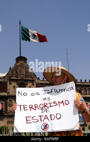 Un manifestant de l'opposition au Mexique est titulaire d'un signe indiquant que les mesures de lutte contre l'influenza sont des actes de terrorisme d'état Banque D'Images