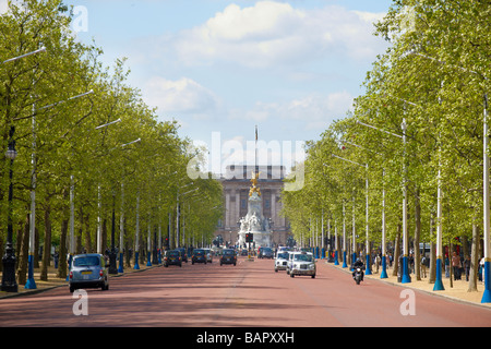 Le palais de Buckingham vu de Pall Mall un jour de printemps Banque D'Images