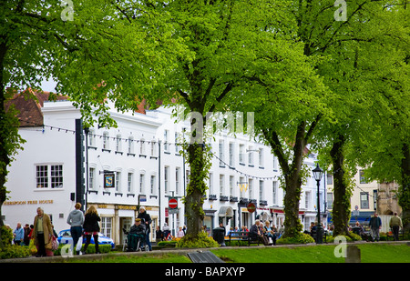 Shopping, les gens s'asseoir et à marcher dans la rue de l'Ouest, Chichester, West Sussex, UK Banque D'Images