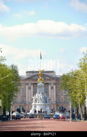 Le palais de Buckingham vu de Pall Mall un jour de printemps Banque D'Images