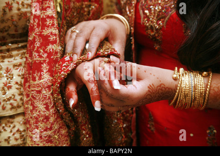 Modèles Mehndi sur les mains une correspondance Banque D'Images
