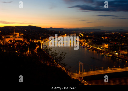 Nuit à Budapest - le château de Buda et les ponts Banque D'Images