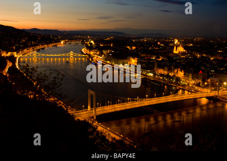 Nuit à Budapest - Elisabeth et du pont des Chaînes allumé Banque D'Images