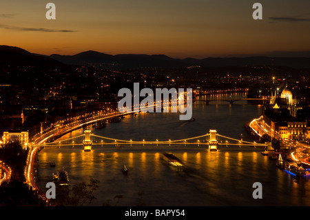 Le célèbre pont des Chaînes de Budapest illuminée la nuit. Banque D'Images