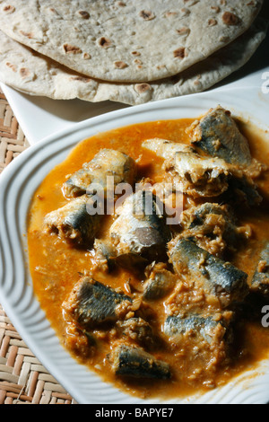 Varutharacha est un curry de poisson style kerala curry de poisson dans lequel le poisson est cuit avec de la pâte de noix de coco frit, sauce tamarin et Indiens Banque D'Images