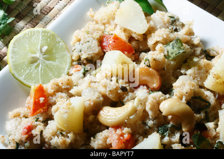 Upma est essentiellement un élément petit-déjeuner indien du sud et est habituellement fait avec les grains de blé raffiné Banque D'Images