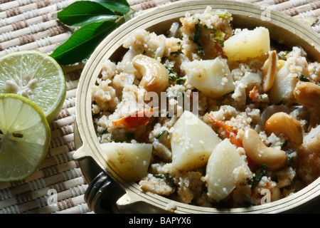 Upma est essentiellement un élément petit-déjeuner indien du sud et est habituellement fait avec les grains de blé raffiné Banque D'Images